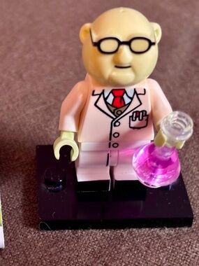 "Dr. Bunsen Honeydew" The Muppets Minifigure with Stand, Accessories & Pamphlet